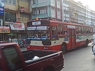 サパーンクワーイを通る路線バス